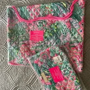 NWT GWP Quilted Workout Bag 13.78L x 17.72H
NWT GWP Quilted Pouch 11.0L x 8.0H Lilly Pulitzer | Bags | Nwt Gwp Quilted Workout Bag 378l X  main image 4
